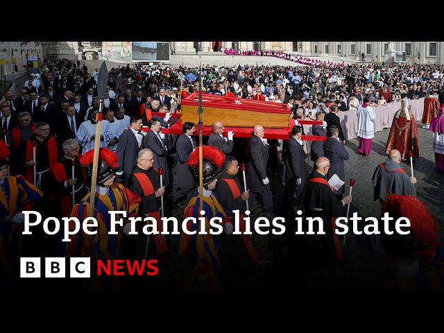 Mourners file past Pope Francis’s coffin as more than 20,000 gather at the Vatican | BBC News